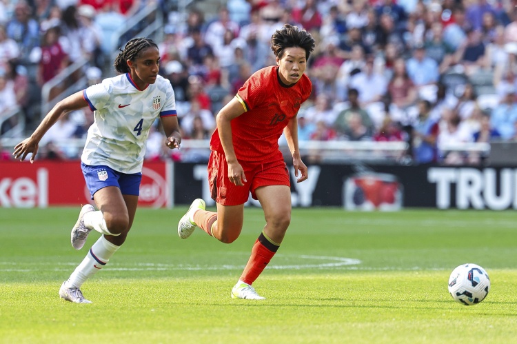 足球-津媒：邵子钦处职业生涯重要上升期，留洋本菲卡目标踢女足欧冠